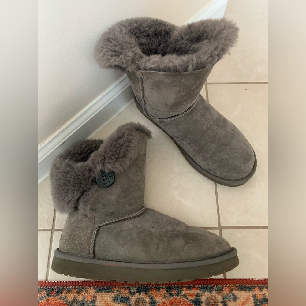 UGG | Size 9, Gray, Short Bailey Boot
